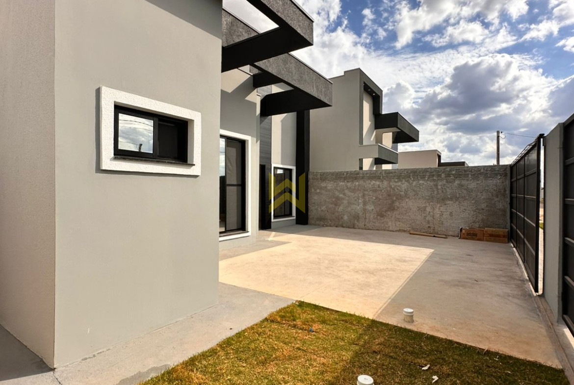 Área externa com gramado e calçada em casa à venda em Vilhena - RO — Wender Imóveis.