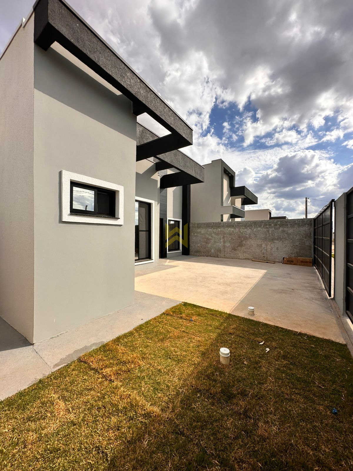 Área externa com gramado e calçada em casa à venda em Vilhena – RO Área externa com gramado e calçada em casa à venda em Vilhena - RO — Wender Imóveis.