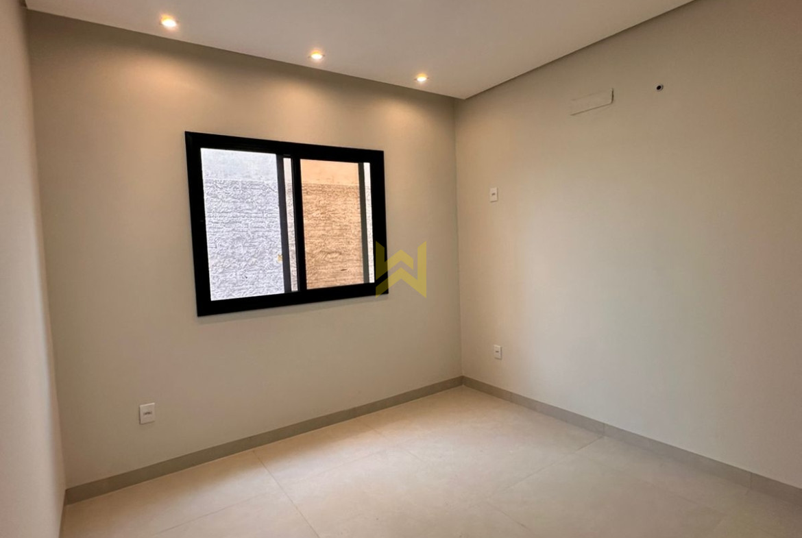 Quarto espaçoso em casa à venda em Vilhena - RO, com janelas amplas e excelente iluminação natural — Wender Imóveis.