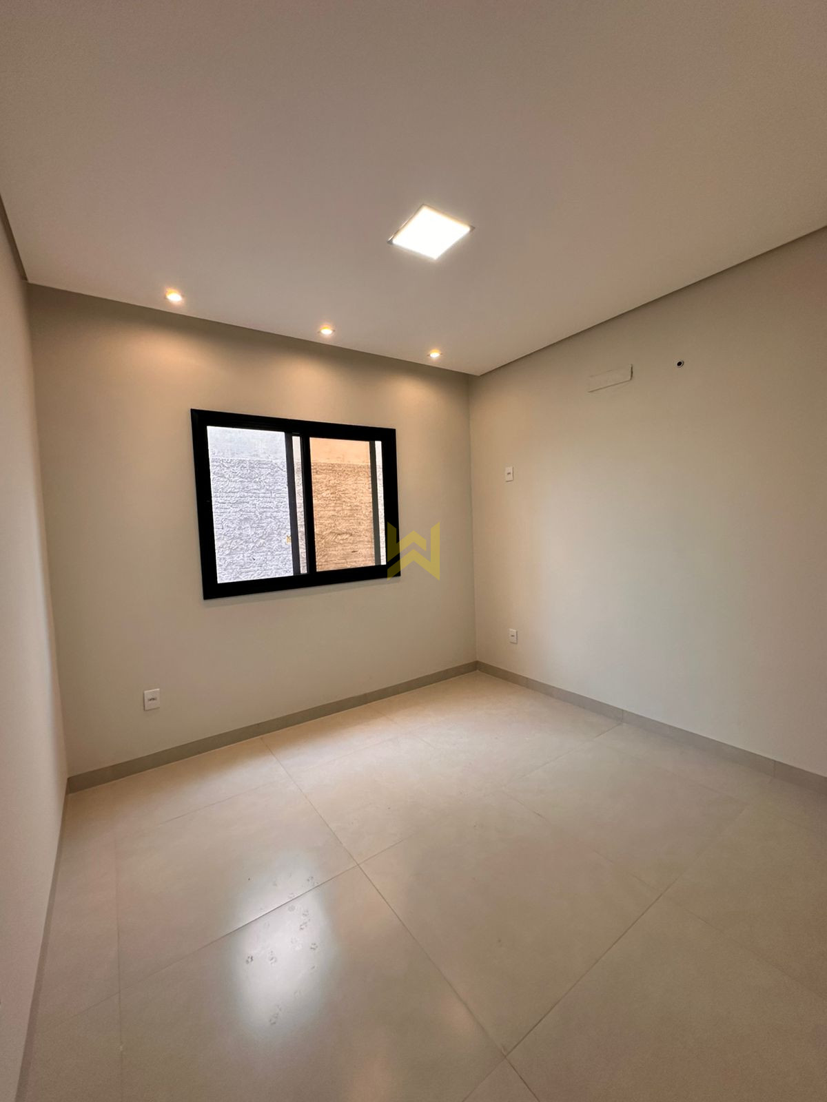Quarto espaçoso em Vilhena – Wender Imóveis Quarto espaçoso em casa à venda em Vilhena - RO, com janelas amplas e excelente iluminação natural — Wender Imóveis.