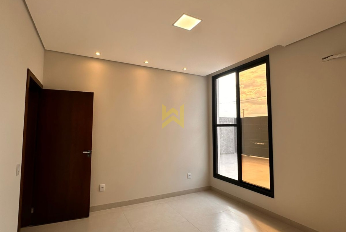 Quarto espaçoso em casa à venda em Vilhena - RO, com janelas amplas e excelente iluminação natural — Wender Imóveis.