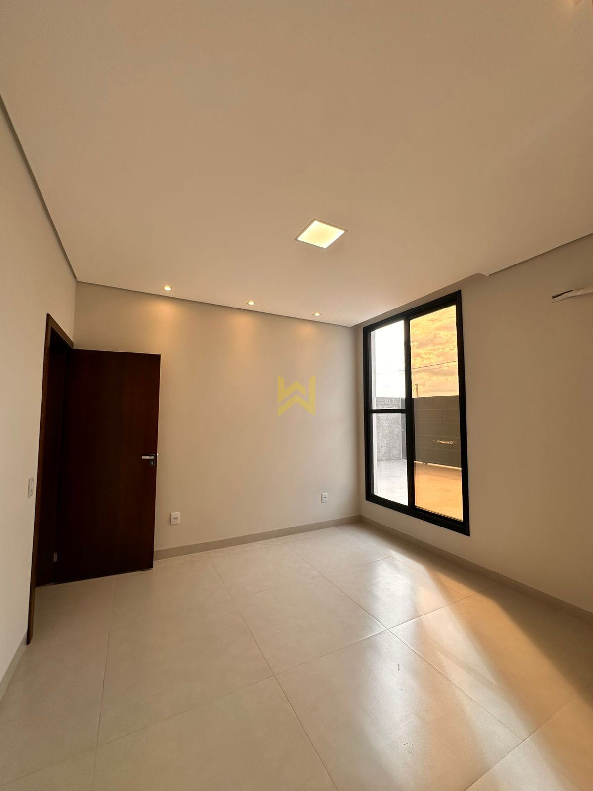 Quarto espaçoso em Vilhena – Wender Imóveis Quarto espaçoso em casa à venda em Vilhena - RO, com janelas amplas e excelente iluminação natural — Wender Imóveis.