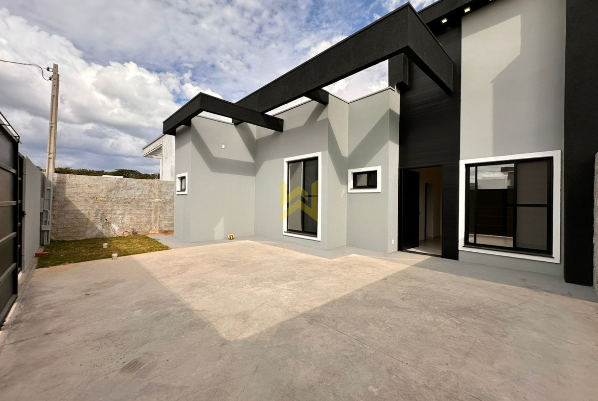 Fachada moderna de casa à venda em Vilhena - RO, com arquitetura contemporânea, iluminação natural e acabamento premium — Wender Imóveis.