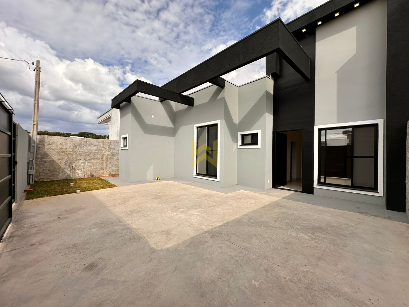 Casa à venda em Vilhena Fachada preta Fachada moderna de casa à venda em Vilhena - RO, com arquitetura contemporânea, iluminação natural e acabamento premium — Wender Imóveis.