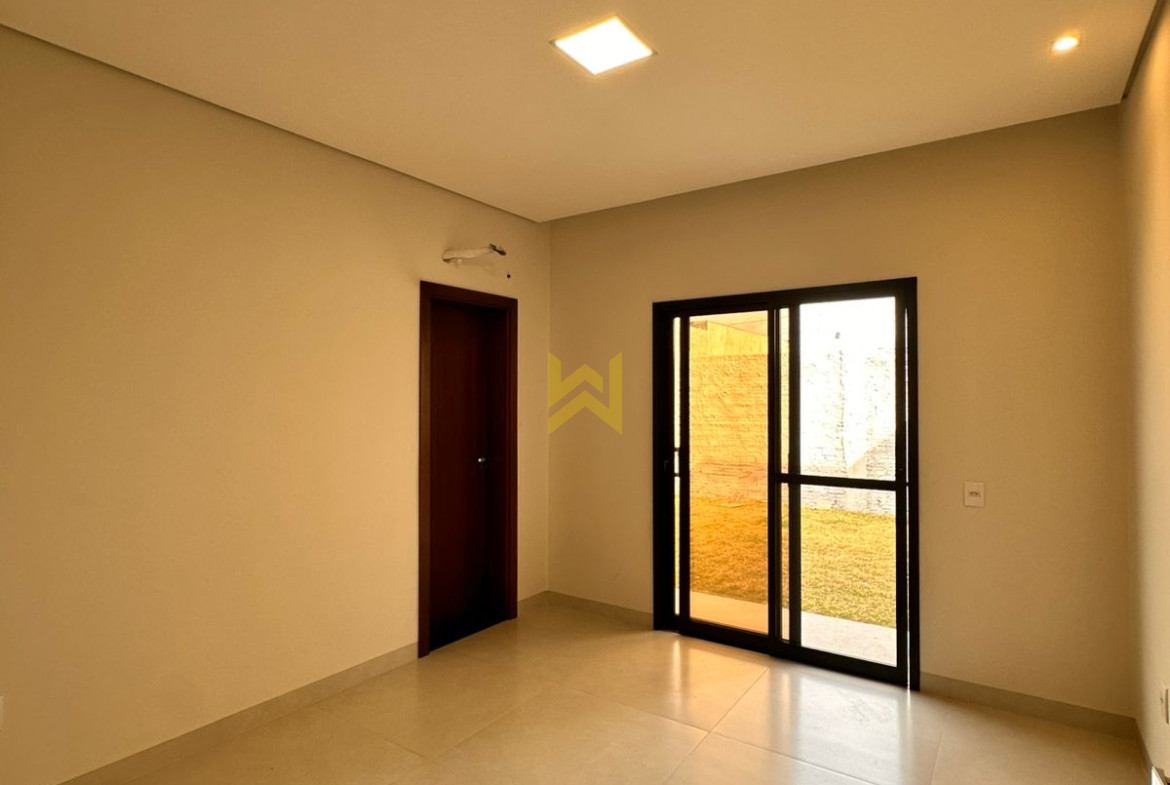 Quarto espaçoso em casa à venda em Vilhena - RO, com janelas amplas e excelente iluminação natural — Wender Imóveis.