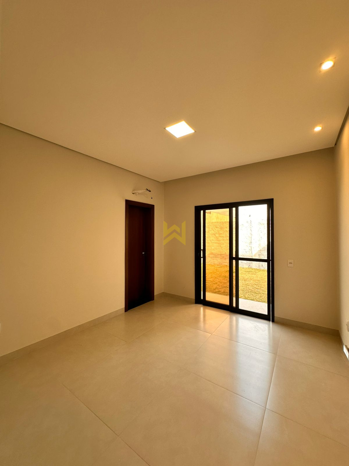 Quarto espaçoso em Vilhena – Wender Imóveis Quarto espaçoso em casa à venda em Vilhena - RO, com janelas amplas e excelente iluminação natural — Wender Imóveis.