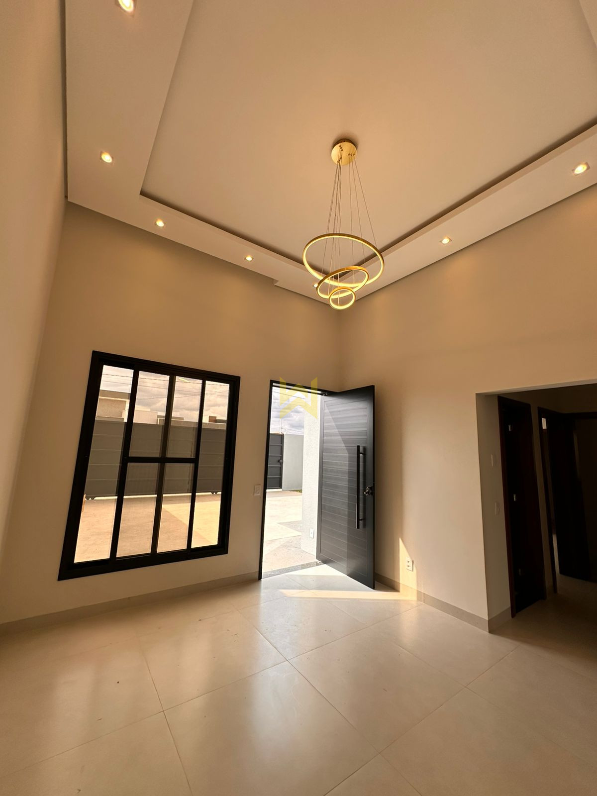 Sala moderna em Vilhena – Wender Imóveis Sala ampla e moderna em imóvel à venda em Vilhena - RO, com piso porcelanato, teto rebaixado e iluminação natural — Wender Imóveis.