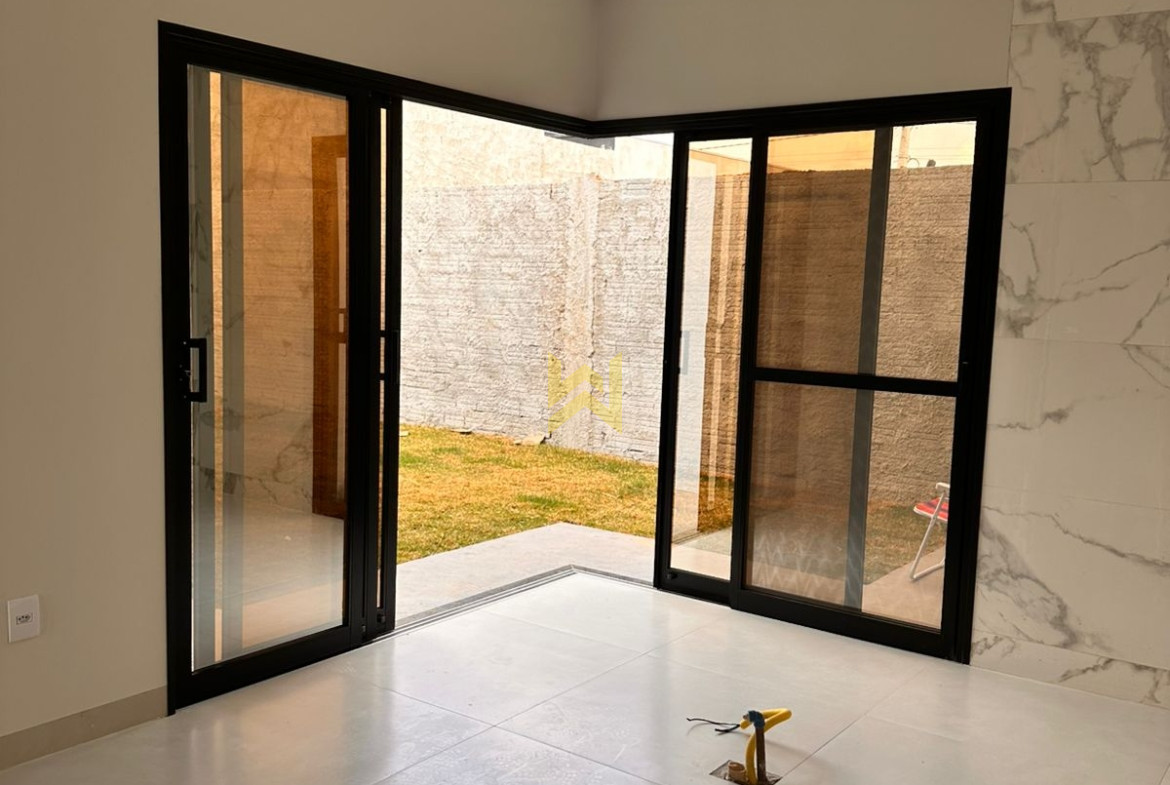 Cozinha moderna em imóvel à venda em Vilhena - RO, com bancada de granito, revestimento em porcelanato e acabamento de alto padrão — Wender Imóveis.