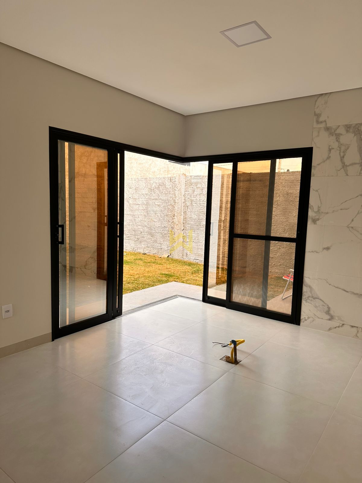 Cozinha moderna em Vilhena – Wender Imóveis Cozinha moderna em imóvel à venda em Vilhena - RO, com bancada de granito, revestimento em porcelanato e acabamento de alto padrão — Wender Imóveis.