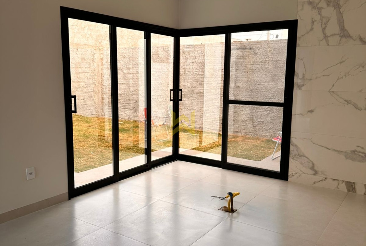 Cozinha moderna em imóvel à venda em Vilhena - RO, com bancada de granito, revestimento em porcelanato e acabamento de alto padrão — Wender Imóveis.