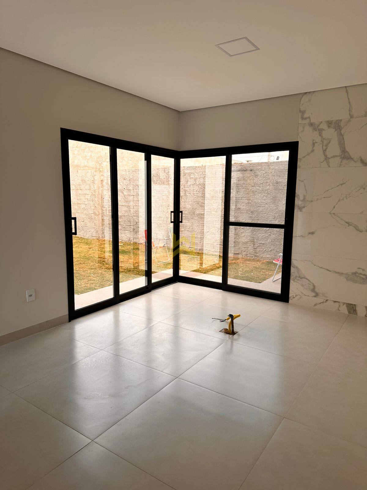 Cozinha moderna em Vilhena – Wender Imóveis Cozinha moderna em imóvel à venda em Vilhena - RO, com bancada de granito, revestimento em porcelanato e acabamento de alto padrão — Wender Imóveis.