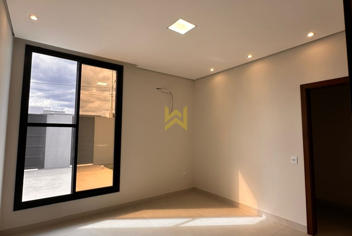 Sala ampla e moderna em imóvel à venda em Vilhena - RO, com piso porcelanato, teto rebaixado e iluminação natural — Wender Imóveis.