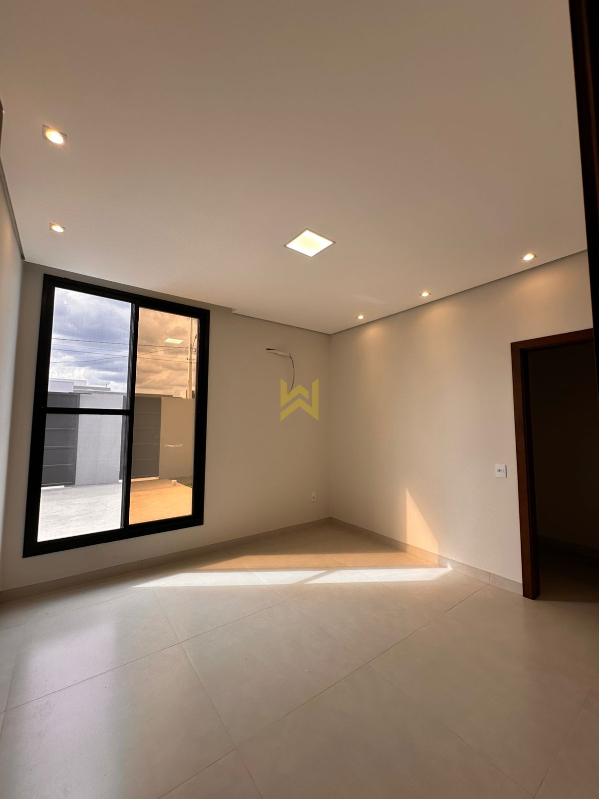 Sala moderna em Vilhena – Wender Imóveis Sala ampla e moderna em imóvel à venda em Vilhena - RO, com piso porcelanato, teto rebaixado e iluminação natural — Wender Imóveis.