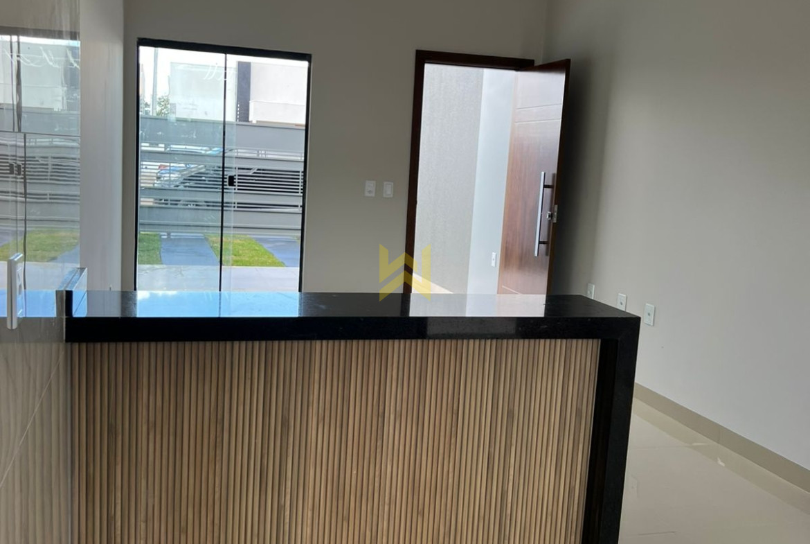 Cozinha gourmet moderna com bancada em ilha e acabamento de alto padrão em Vilhena-RO