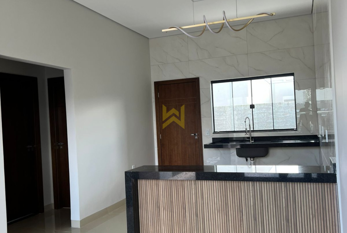 Cozinha gourmet moderna com bancada em ilha e acabamento de alto padrão em Vilhena-RO