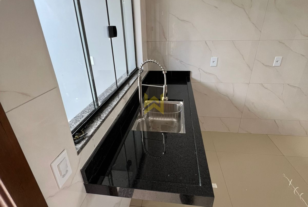 Cozinha gourmet moderna com bancada em ilha e acabamento de alto padrão em Vilhena-RO