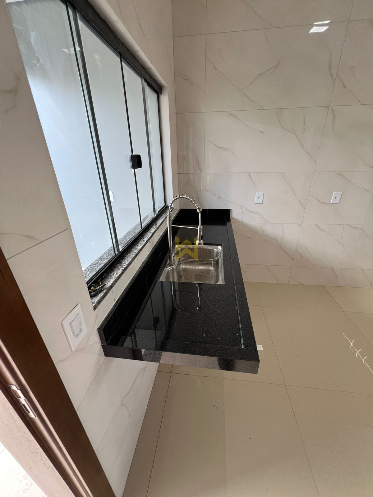 IMG-20251021-WA0007 Cozinha gourmet moderna com bancada em ilha e acabamento de alto padrão em Vilhena-RO