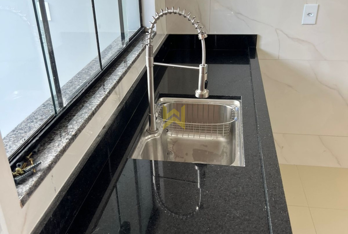 Cozinha gourmet moderna com bancada em ilha e acabamento de alto padrão em Vilhena-RO