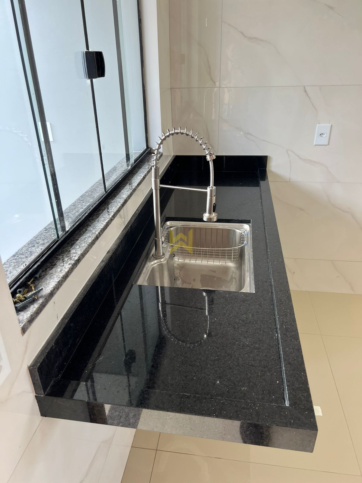 IMG-20251021-WA0008 Cozinha gourmet moderna com bancada em ilha e acabamento de alto padrão em Vilhena-RO