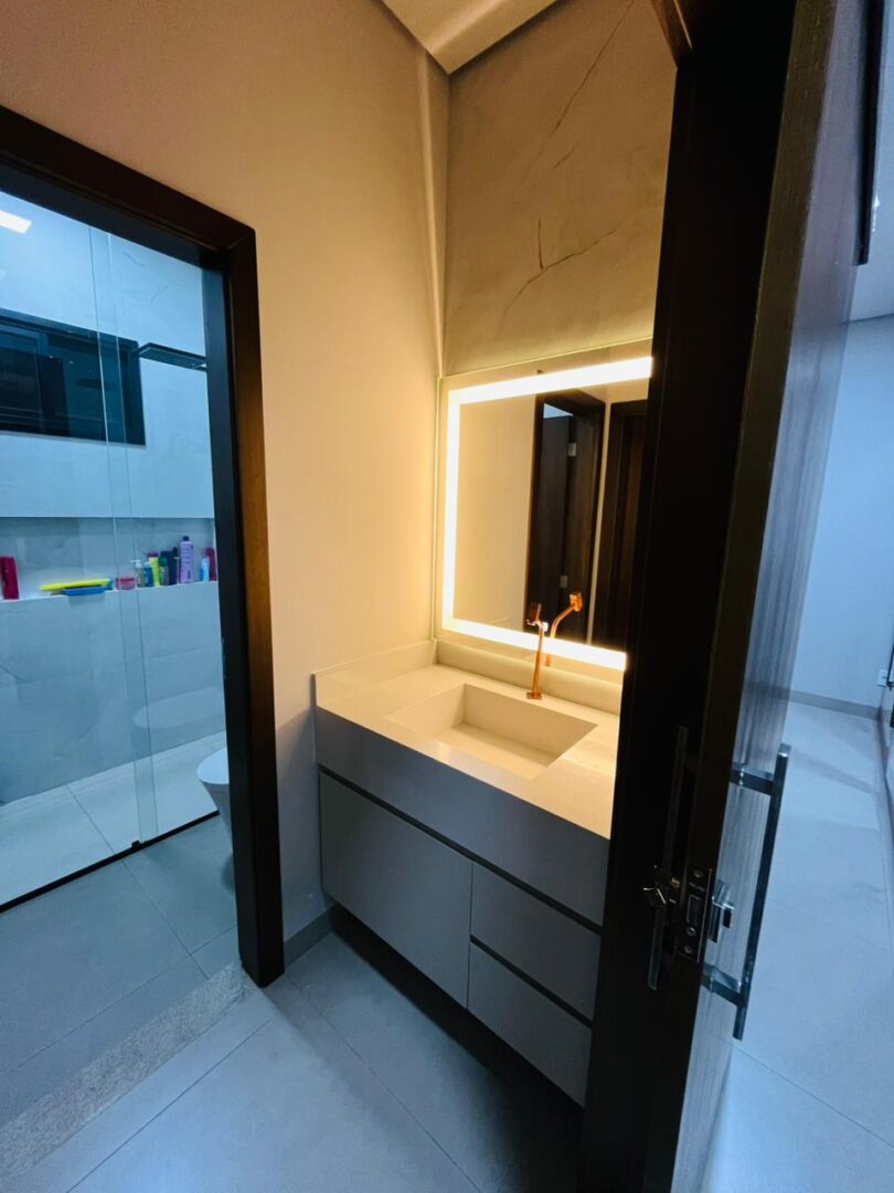 Banheiros alto padrao vilhena ro, box até o teto, luz led nos espelhos. Banheiros alto padrao vilhena ro, box até o teto, luz led nos espelhos.
