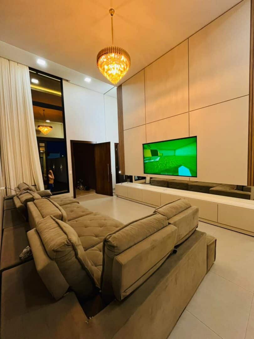 Sala de estar – Casa Jardim das Oliveiras Sala com pé direito duplo casa alto padrão Vilhena RO